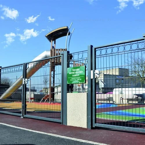 Grille en trellis soudé ornée d'une frise pour aire de jeux extérieure